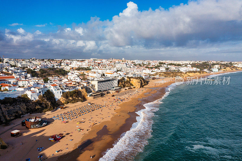 阿尔布费拉海滨鸟瞰图，宽阔的海滩和白色的建筑，阿尔加维，葡萄牙。阿尔布费拉市宽阔的沙滩，阿尔加维，葡萄牙。阿尔布费拉镇鸟瞰，阿尔加维，葡萄牙。