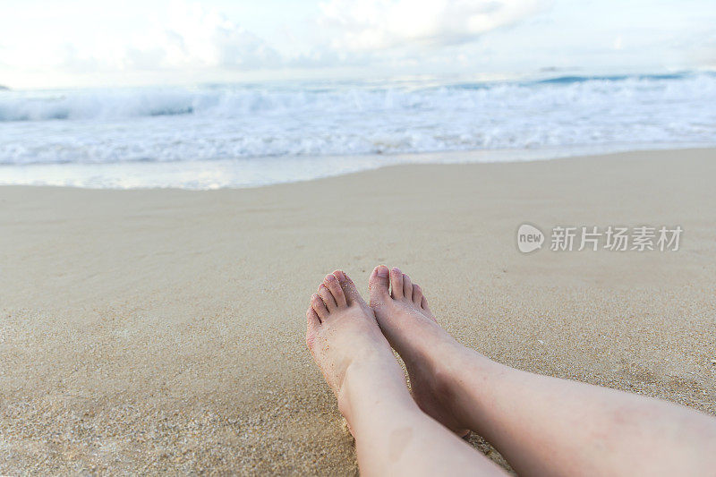 夏天的沙滩和大海:脚在沙滩上