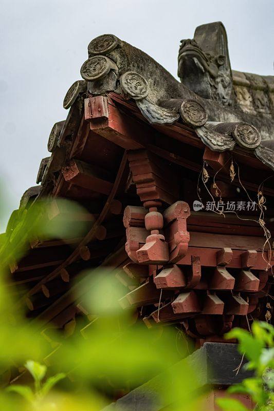 垂直拍摄的中国成都青龙湖公园一个古老的亚洲风格的亭子的屋顶