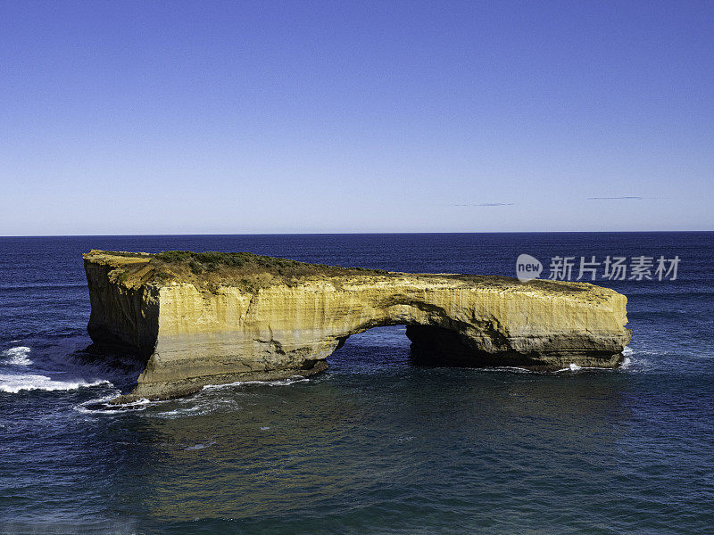 多岩石的海岸线