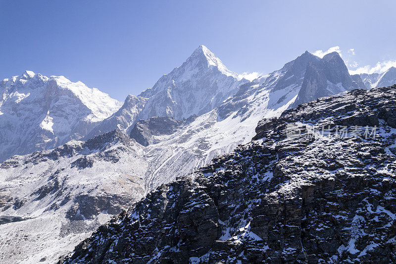 美丽的风景与播种的山峰在阳光明媚的天气和晴朗的天空