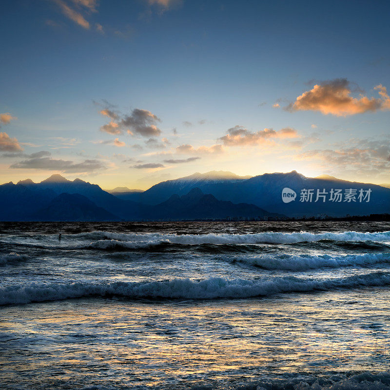 安塔利亚的海景和高山