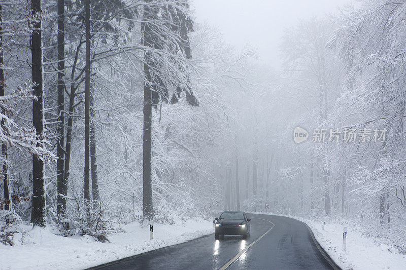 德国大雪期间糟糕的道路状况和交通阻塞