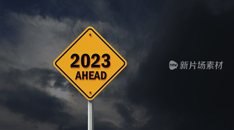 乌云密布的天空下，2023年经济衰退的黄色禁止道路交通标志