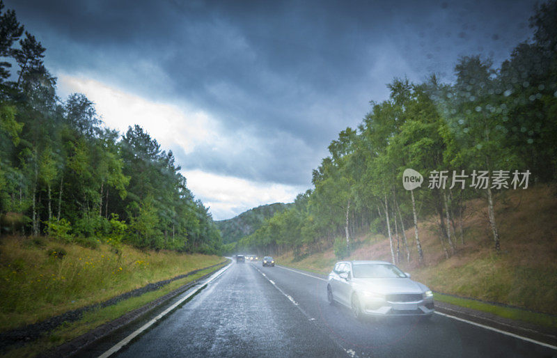 英国雨天在多雾的路上开车