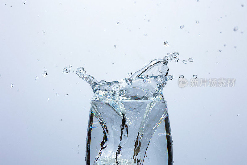 一块冰块掉进了一杯水里。新鲜的概念
