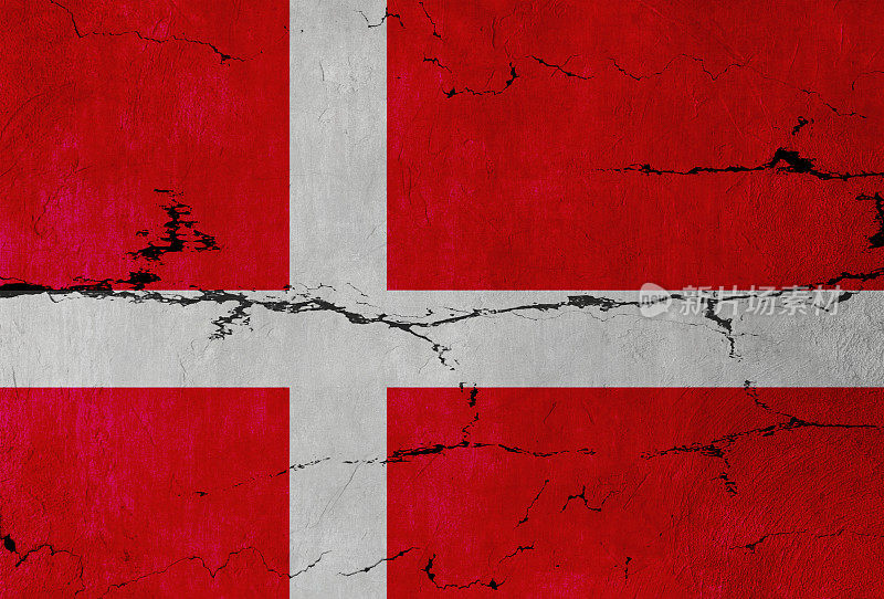 开裂的墙上挂着丹麦国旗