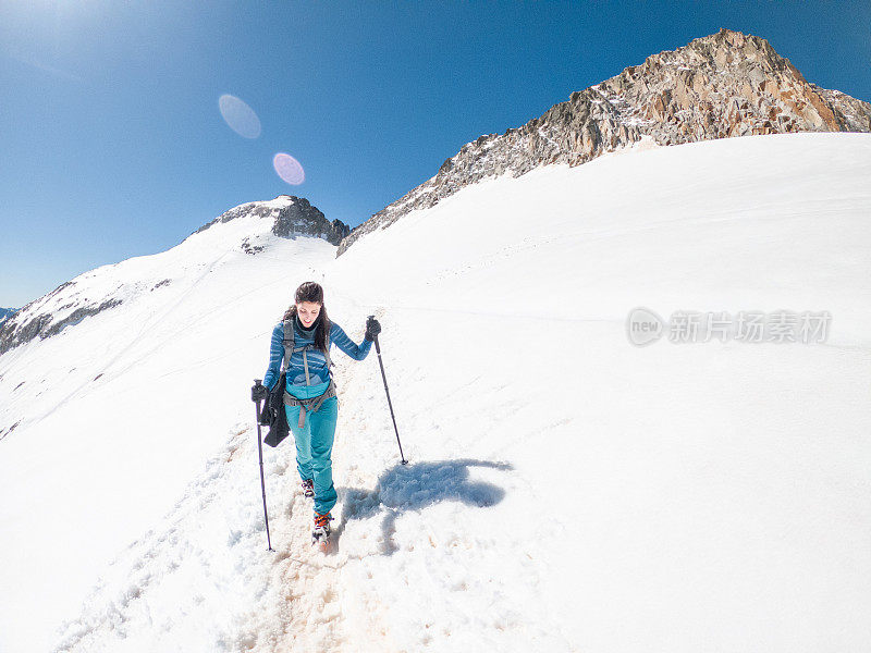 雪道上的女登山者，高山登山术