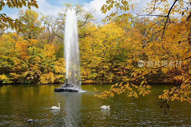 乌曼，索菲伊夫卡国家树木公园的秋天色彩，喷泉“蛇”。