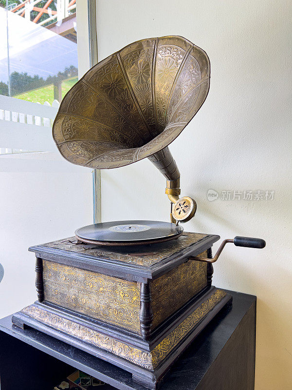 白底留声机。音乐图标背景。老式留声机的照片。古董留声机乐器背景