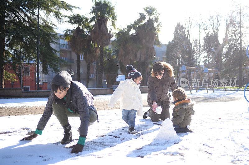 一家人在雪地里玩耍