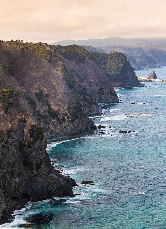 三陆海岸的岩石海岸线-岩手，日本北部