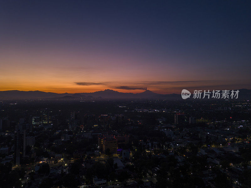 日出时的火山，墨西哥城