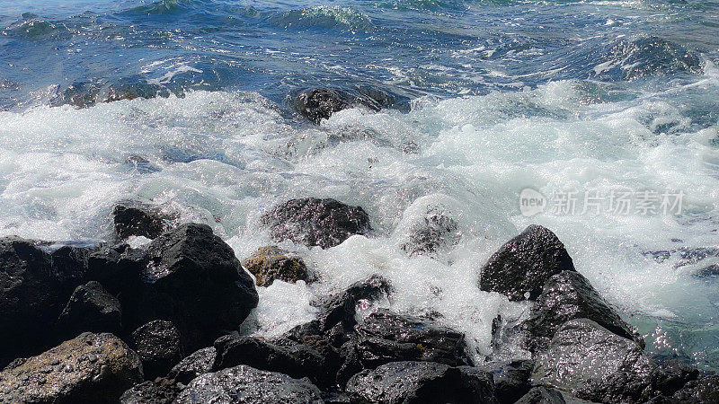 海浪冲击着夏威夷的熔岩