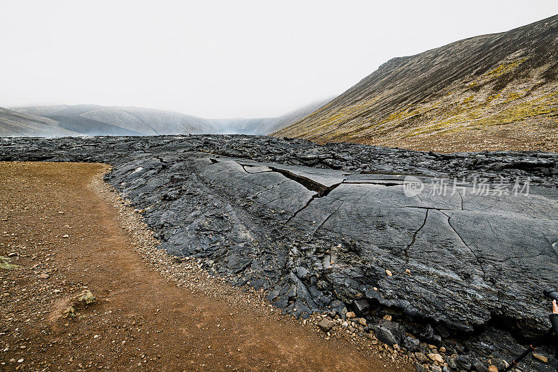 冰岛Geldingadalir活火山附近冷却的熔岩