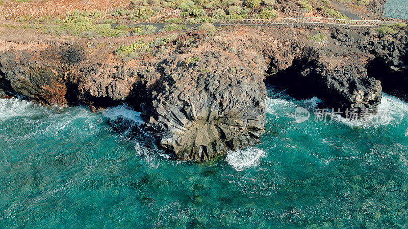 鸟瞰图的火山岩形成称为“罗塞塔”在海岸，特内里费岛，加那利群岛