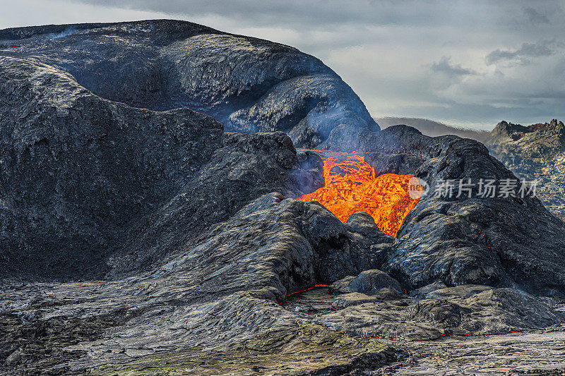 火山口景观与一些熔岩流