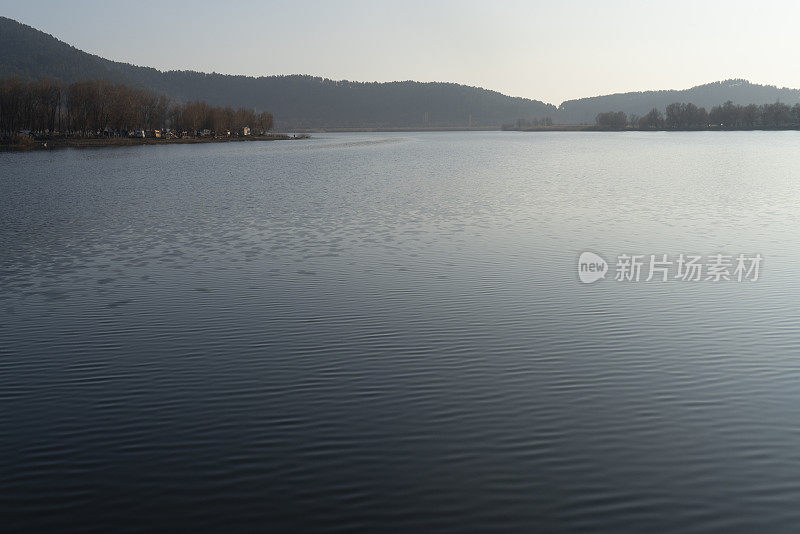 一个晴朗的日子里平静的湖