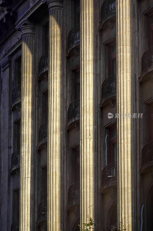 旧建筑外观的建筑柱
