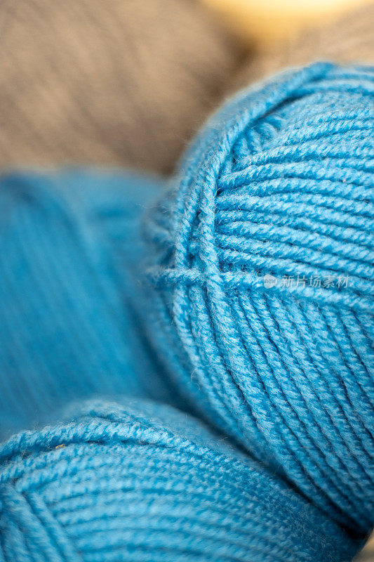 编织羊毛球。