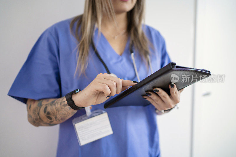女护士在临床中使用数码平板电脑