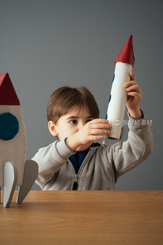 小男孩和太空火箭玩得很开心