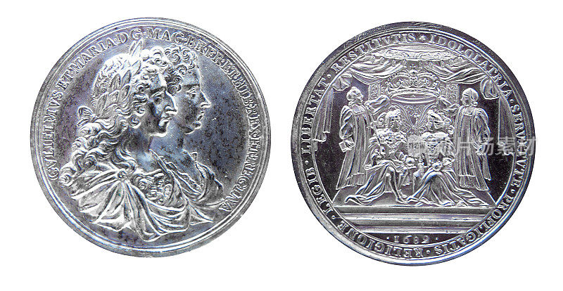 1689年威廉和玛丽的加冕勋章。国王和王后登基，在国家的华盖下，两位主教在他们头顶上支撑王冠
