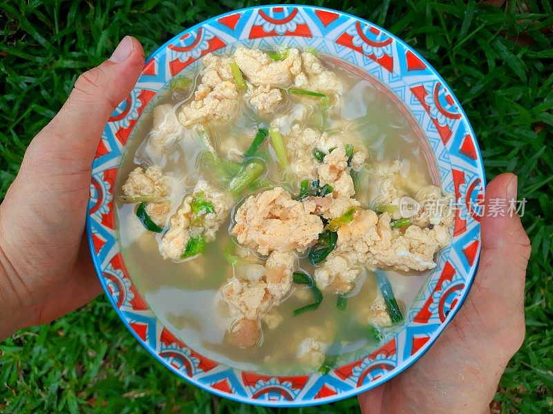 煮蛋花汤-食物准备。