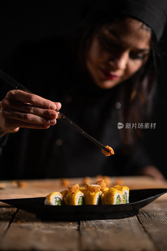 女寿司师傅正在做卷寿司