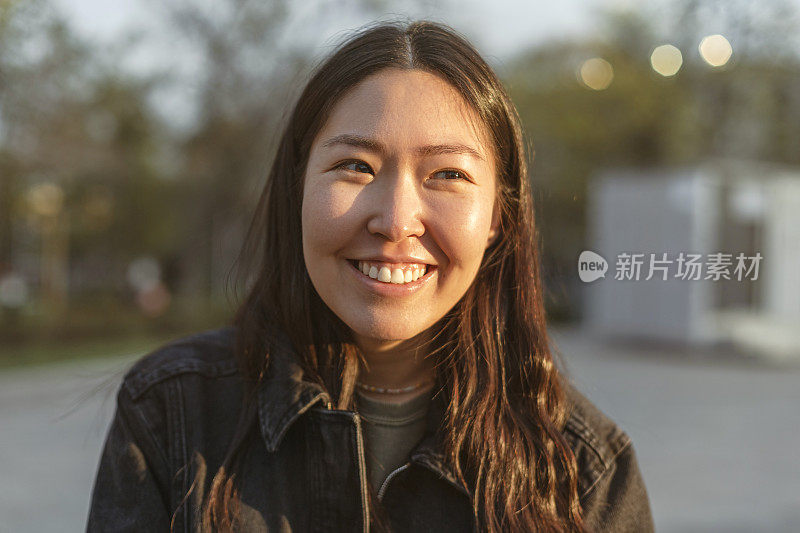 享受晴朗天气的年轻女子