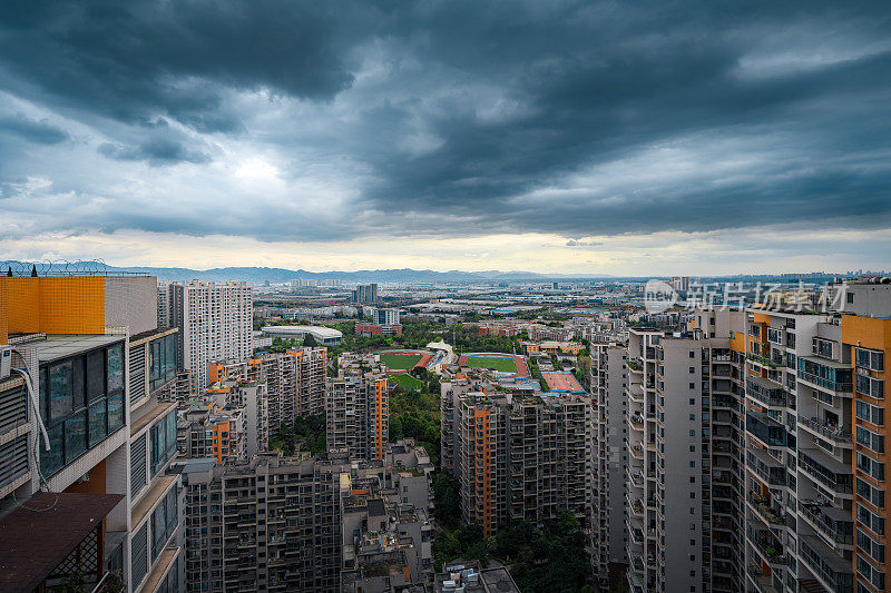 阴天和雨天的城市