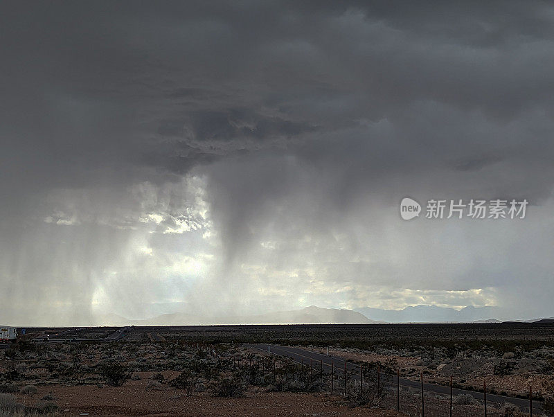 莫阿帕印第安人保留区附近内华达沙漠上空的风暴云团