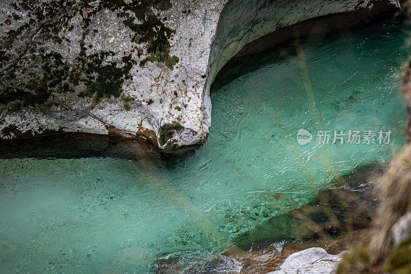 徒步旅行者在徒步旅行中发现了大自然隐藏的美丽