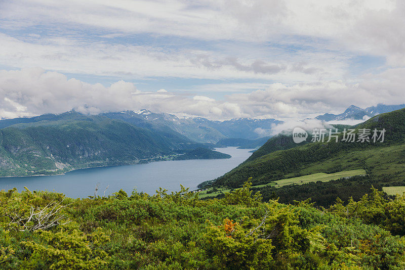 挪威峡湾的夏日美景