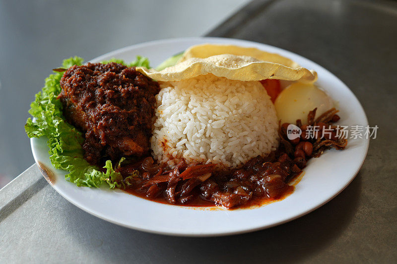 炒饭配鸡肉咖喱