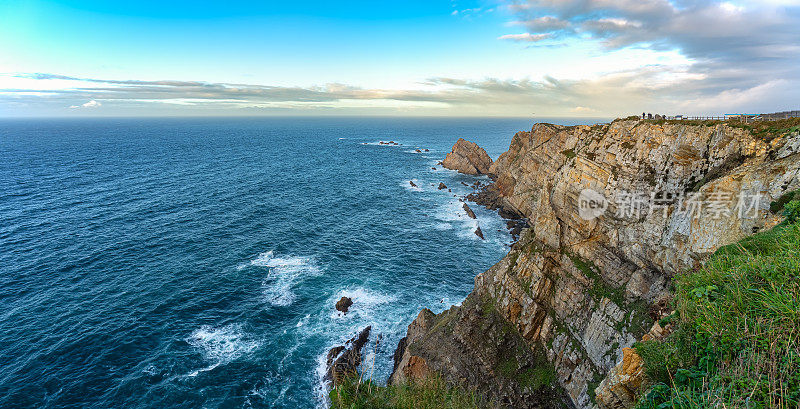 西班牙北部阿斯图里亚斯海岸进入坎塔布里亚海的悬崖全景。