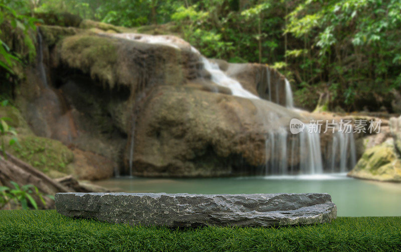 石桌顶裙楼以室外瀑布绿色热带森林自然为背景。天然水产品呈现放置台座柜台展示，春夏丛林天堂概念。