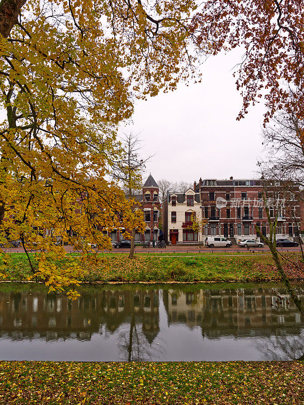 荷兰，乌得勒支城市景观和多云冬日里的运河
