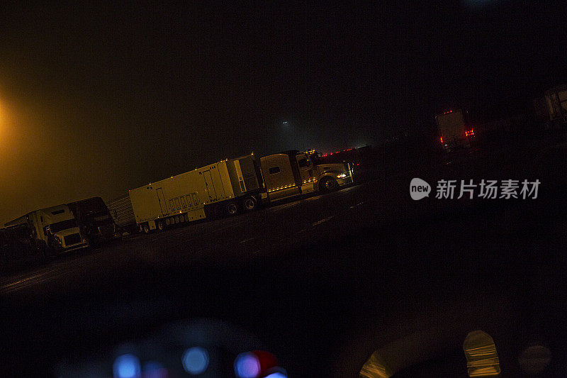 午夜半挂车离开高速公路卡车休息站