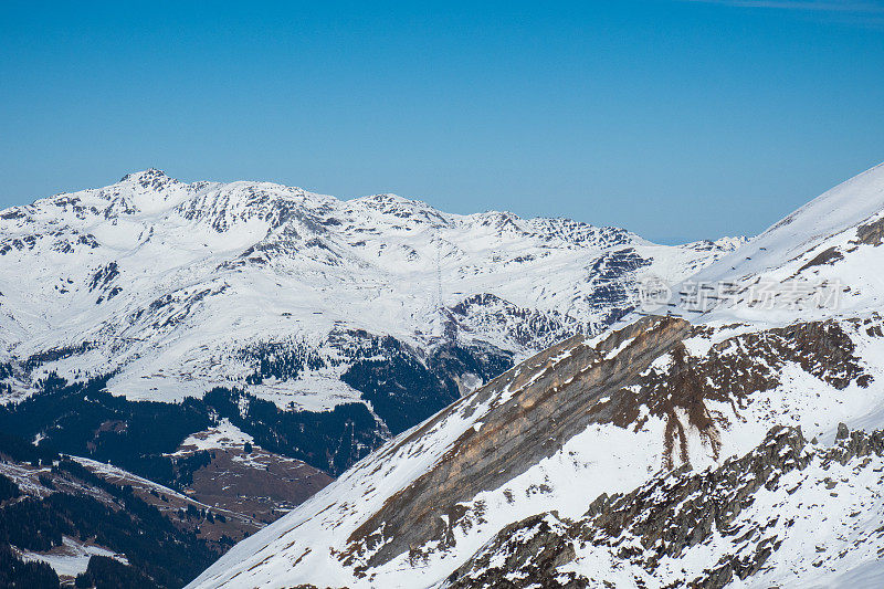 迷人的山脉在奥地利腹地。
