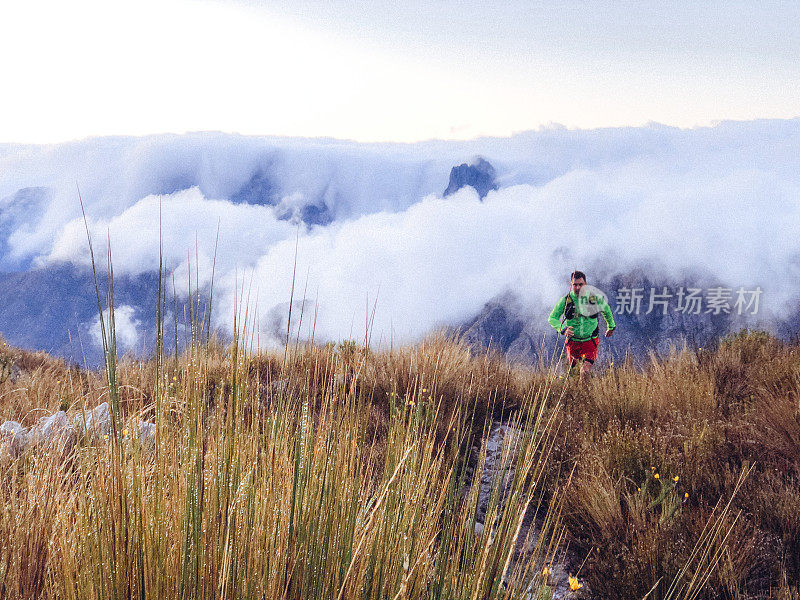 清晨的小道在云层上奔跑