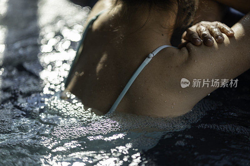 女人在漩涡热水浴缸里。水疗和健康水疗。