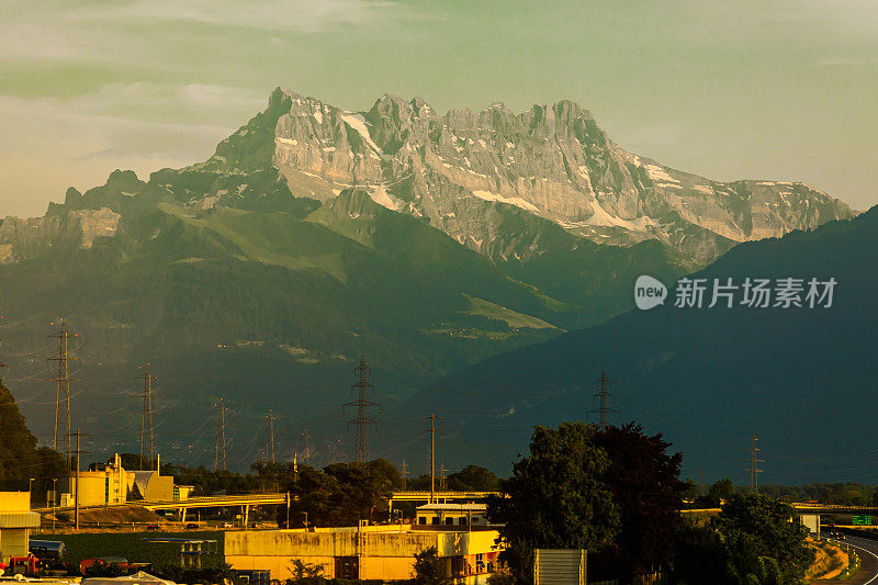 蒙特勒。瑞士阿尔卑斯山。日内瓦湖。瑞士的里维埃拉