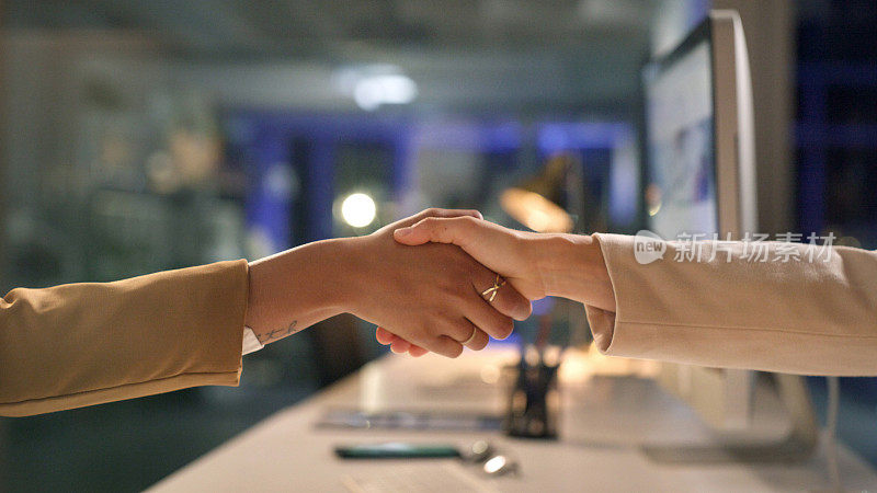 商务，握手和投资交易，女性在办公室晚上为未来的伙伴关系或合作。欢迎，谢谢您与企业握手签订b2b合同或协议。