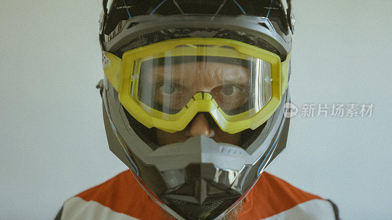 一名男子戴着白色背景的越野摩托车头盔
