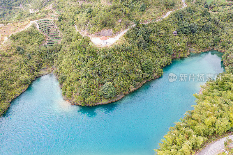 五颜六色的游泳池在山上