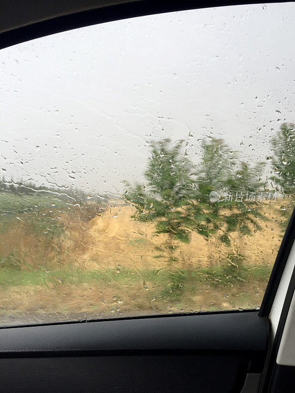 雨天旅行时的汽车侧窗