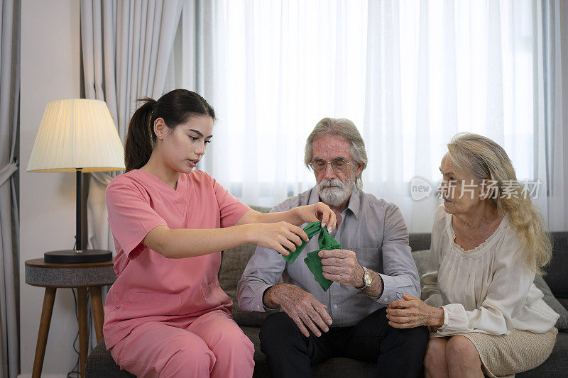 医生正在拜访老夫妇。