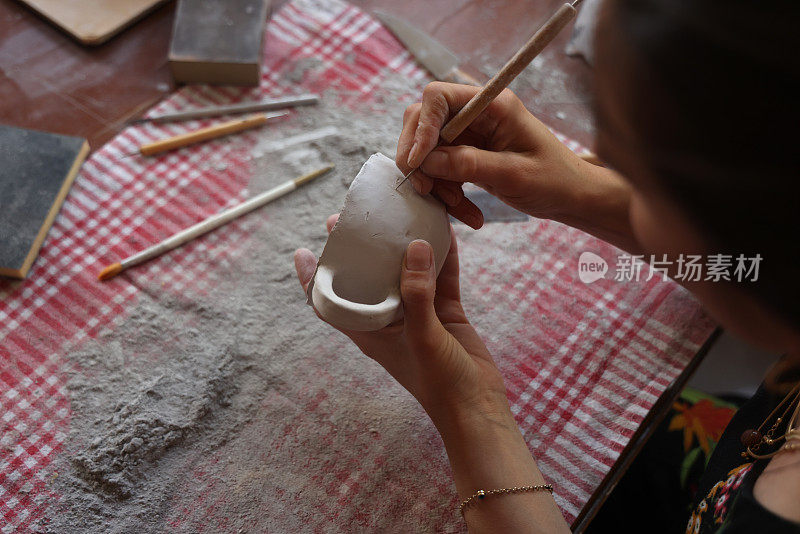 陶瓷艺术家制作咖啡杯