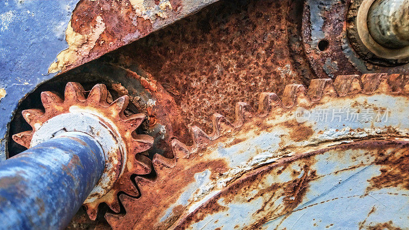 旧报废生锈重型手动船用绞车齿轮传动机构细节